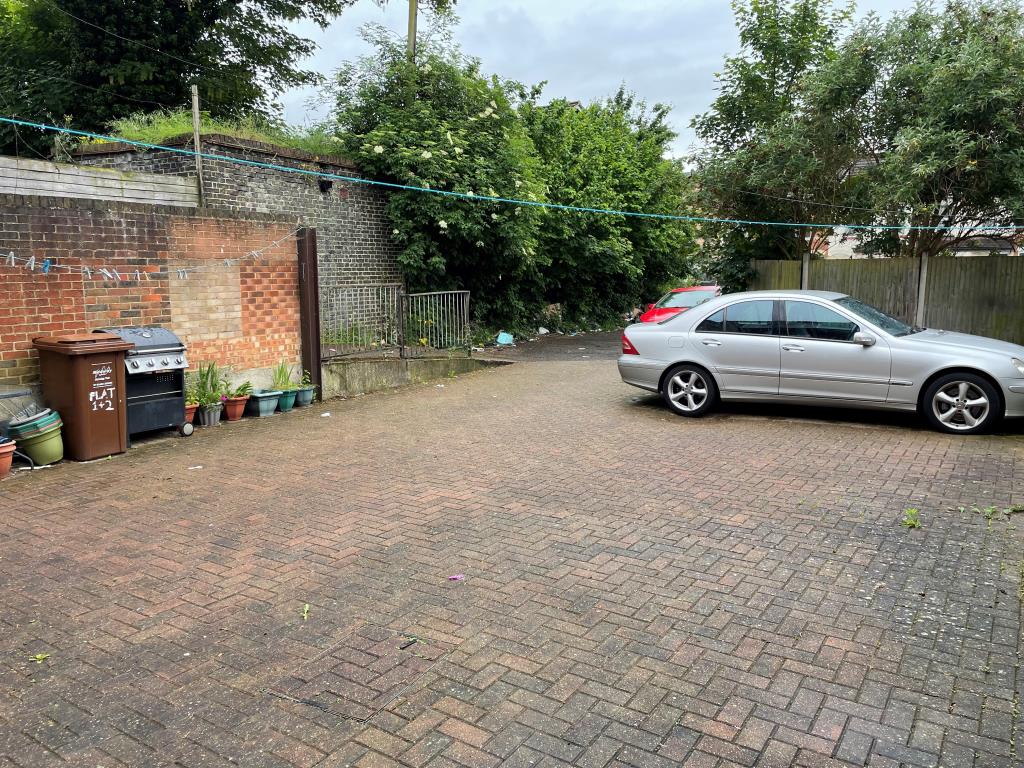 Lot: 60 - FREEHOLD BLOCK OF SIX FLATS FOR INVESTMENT - Carpark